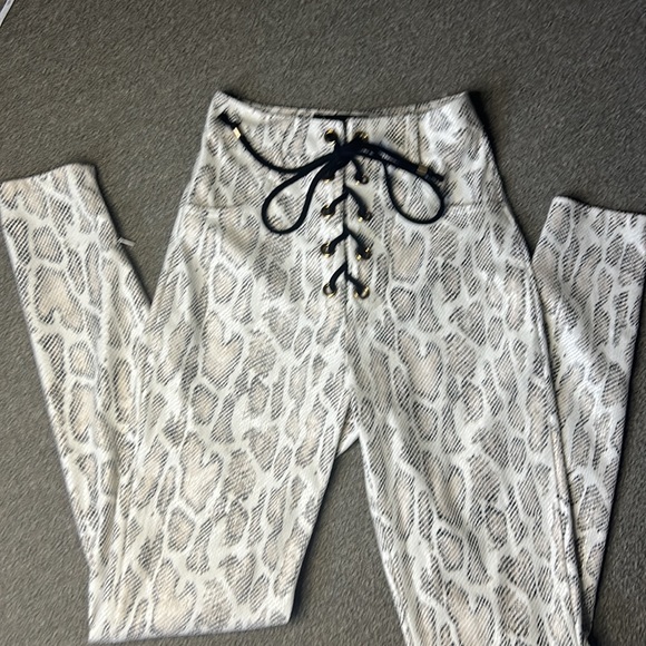 🎸🐍NWOT SEXY Hailey White Snake Pants By Jagger & Stone Sz2🐍🎸 - Picture 6 of 7